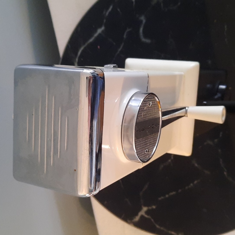 1950's Ice-O-Mat Hand-crank ice machine - Picture 5 of 9